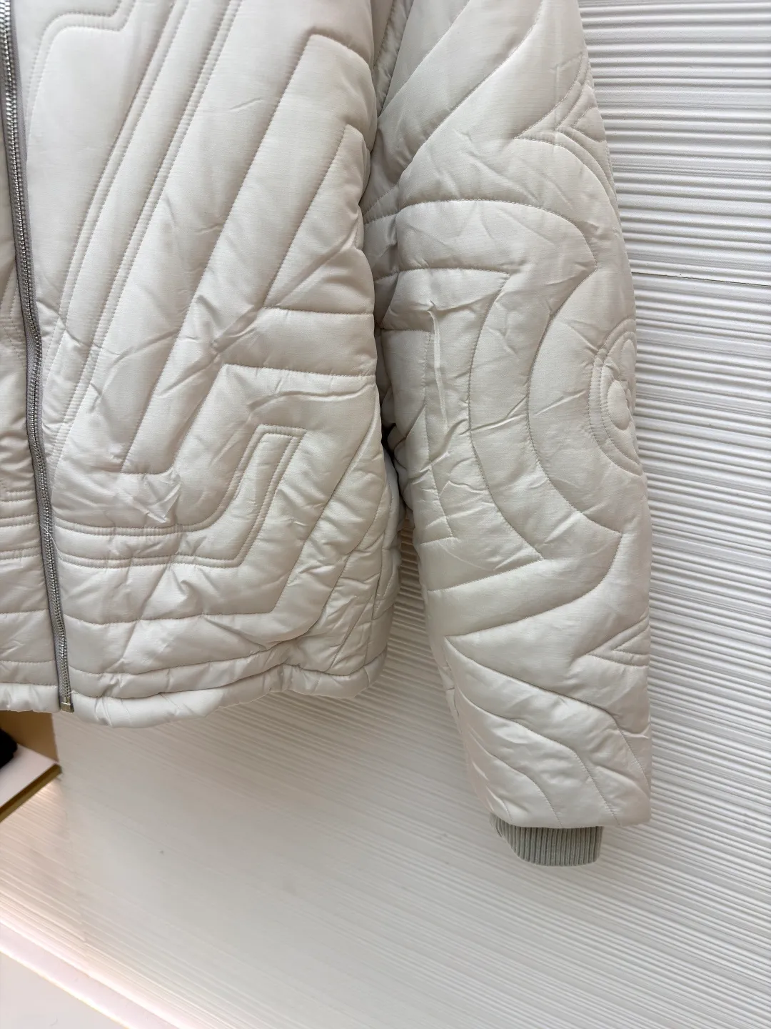 LOUIS VUITTON stand collar cotton jacket ●Original version: purchased and developed by 27775 ●Item number: 1681222-D15 ●Fabric: down fabric ●Technology: embroidery production ●Color: white ●Version: fitted version ●Weight: about 995 grams ●Size: S-M-L-XL ●Description: This diamond-shaped pattern is designed with gusseted cotton. It feels very comfortable. It is not only warm but also classy. The button-type opening and closing can highlight your temperament. The upper body is fashionable and versatile, suitable for various daily wear. It is one of the must-have items in winter. The overall wiring is straight and delicate, the fabric is comfortable and soft, and the color is consistent without color difference. It can be matched with the same style to create a fashionable look and control various occasions. Customized accessories, complete with three standards, same style for men and women!